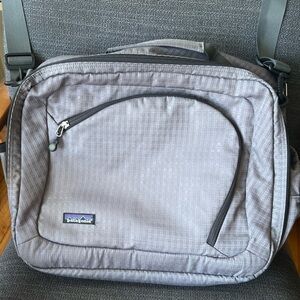 Patagonia Lightwire Commuter Messenger Bag Brief travel bag with tons of pockets